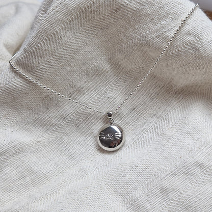 Deze zilveren 925 sterling poes/kat ashanger kenmerkt zich door het fraai en speels ontworpen karakter. Dit gedenksieraad kan met as en ook met haar van je huisdier gevuld worden.