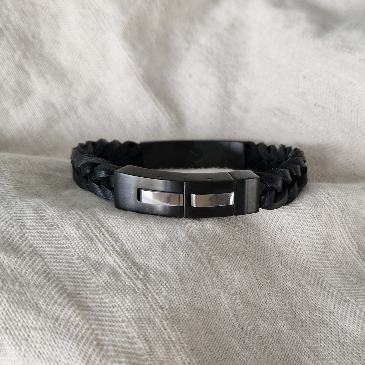 Lederen as armband uitgerust met een RVS ashouder en sluiting met magneet.