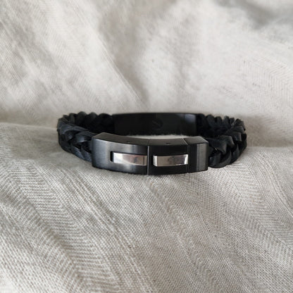 Lederen as armband uitgerust met een RVS ashouder en sluiting met magneet.