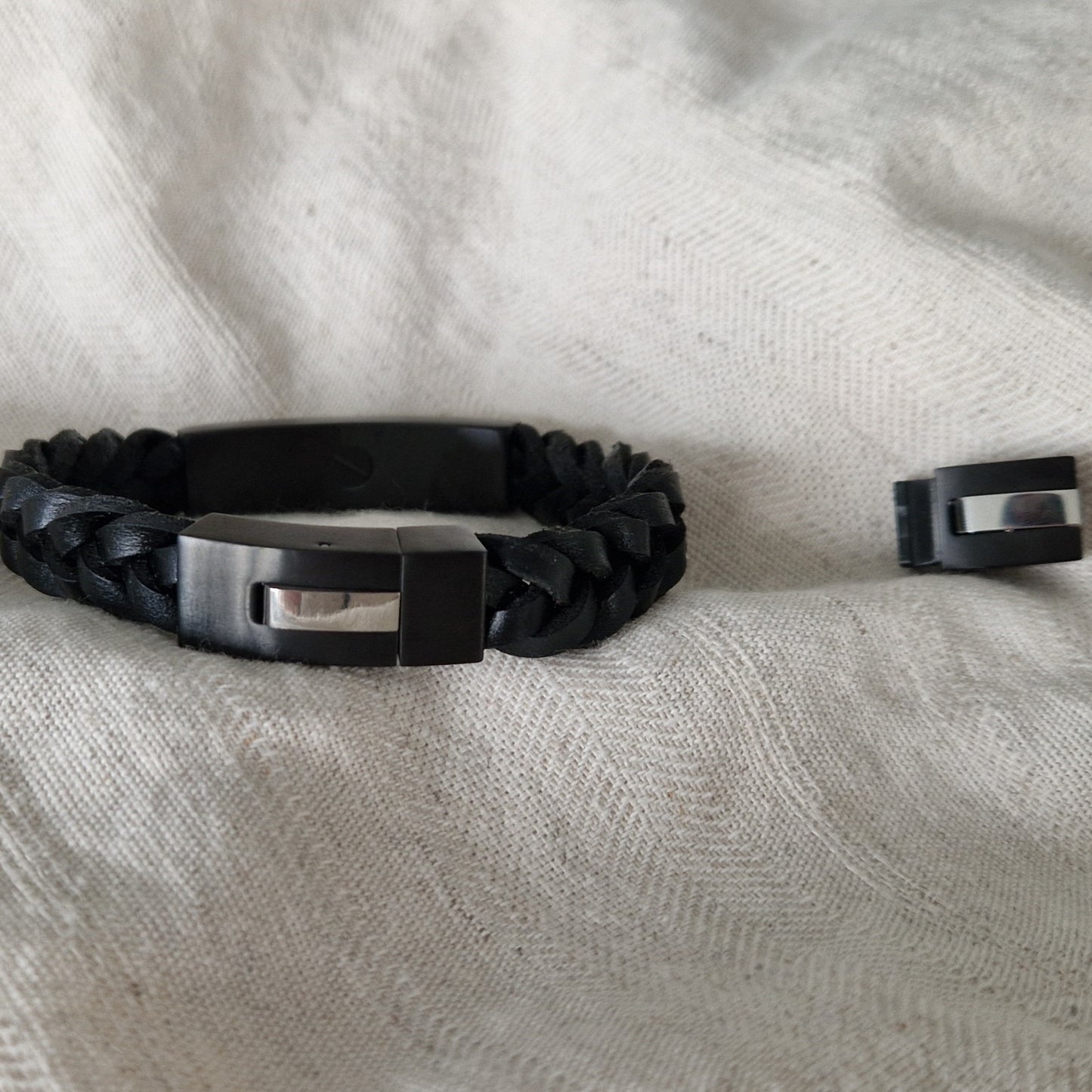 Lederen as armband uitgerust met een RVS ashouder en sluiting met magneet.