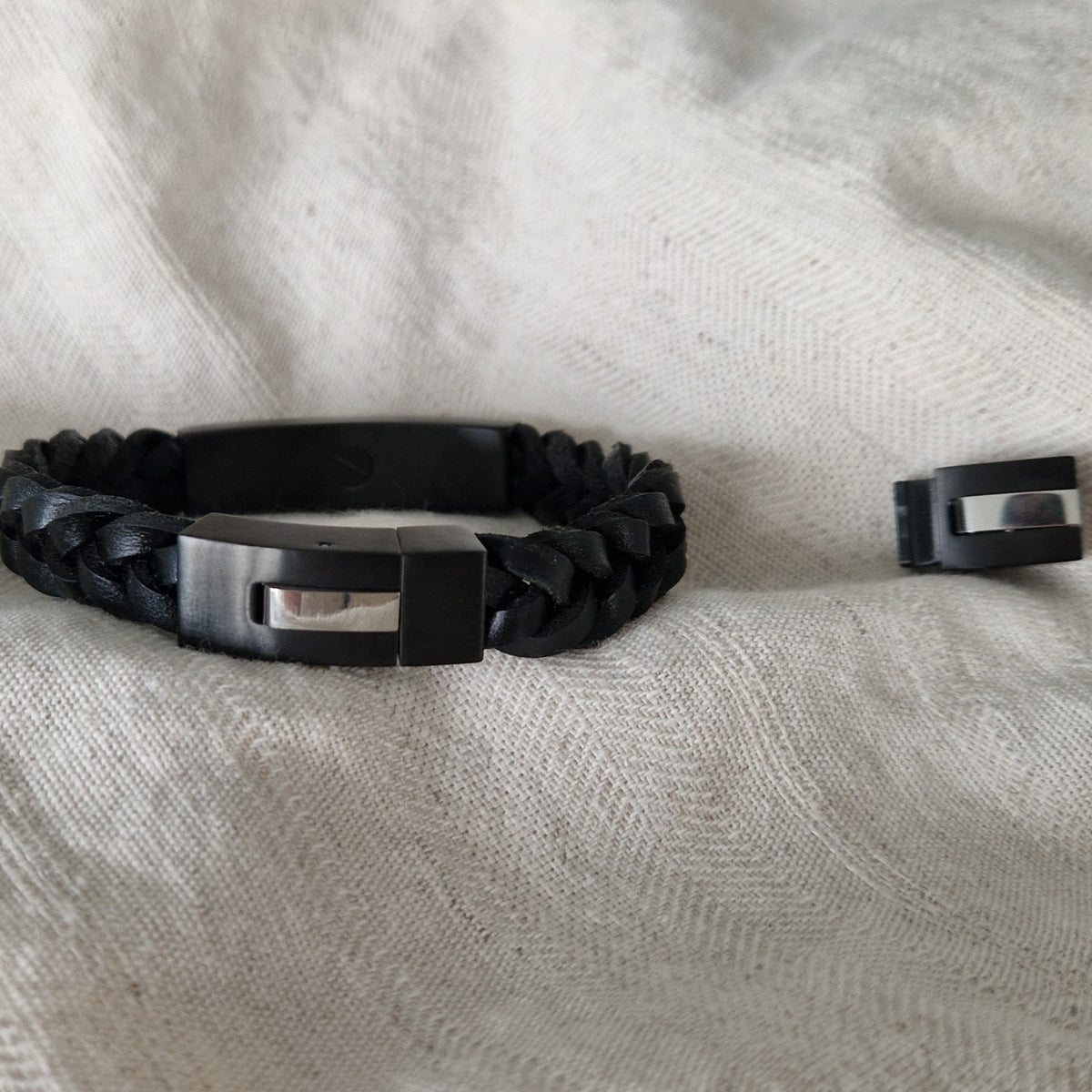 Lederen as armband uitgerust met een RVS ashouder en sluiting met magneet.