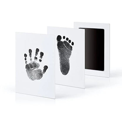Afmetingen frame: 9.5 x 6 cm, het afdrukset poot/hand/voetpakket bestaat uit een touchpad  en twee stuks witte afdruk kaarten