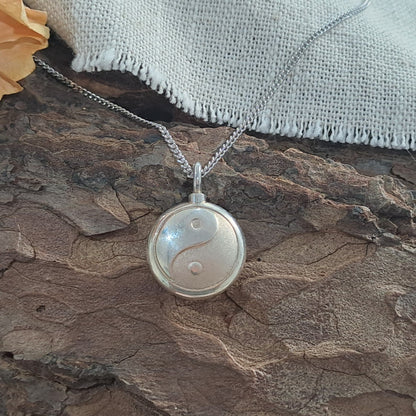 Ashanger Yin Yang plat model is geschikt om as en ook haar in te verwerken.alle