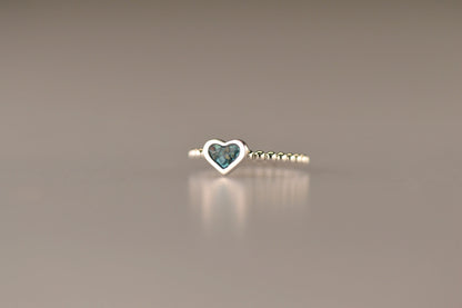 Bolletjes ring met een hartje er boven op , waar zichtbaar as of haar  in verwerkt wordt.De asring is leverbaar in zilver en in 14 en 18 KT geelgoud/witgoud en roségoud.alle