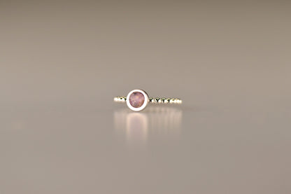 Diameter rondje: 6 mm, Ringband: 2 mm. Ring als gedenksieraad met een rondje er boven op , waar zichtbaar as of haar  in verwerkt wordt. Alle