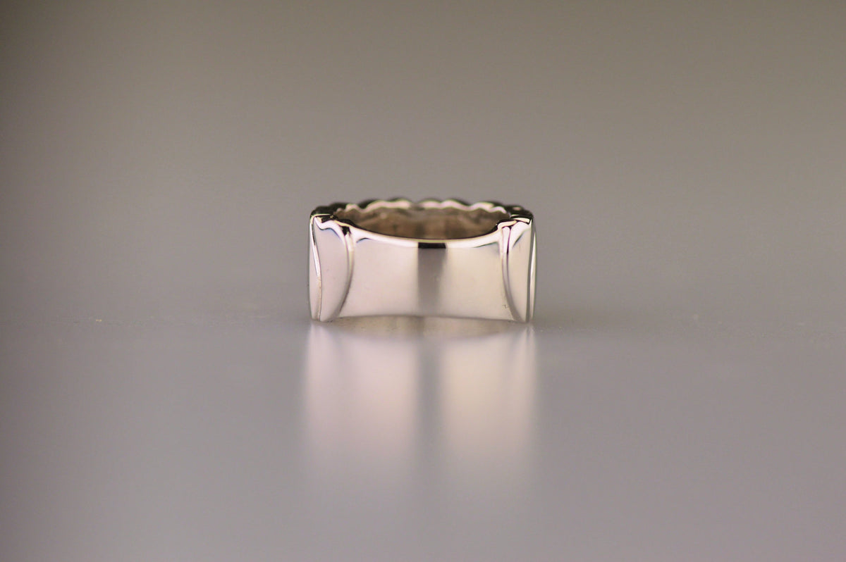 Ring 12 mm uit onze serie gedenksieraden, waar aan de bovenzijde zichtbaar as of haar verwerkt wordt in een hartje. Alle