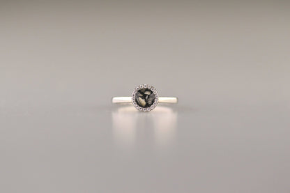  Gedenksieraad, ring 2.5 mm breed met edelstenen naar keuze rondom het compartiment  waar zichtbaar as of haar  in verwerkt wordt.  Alle