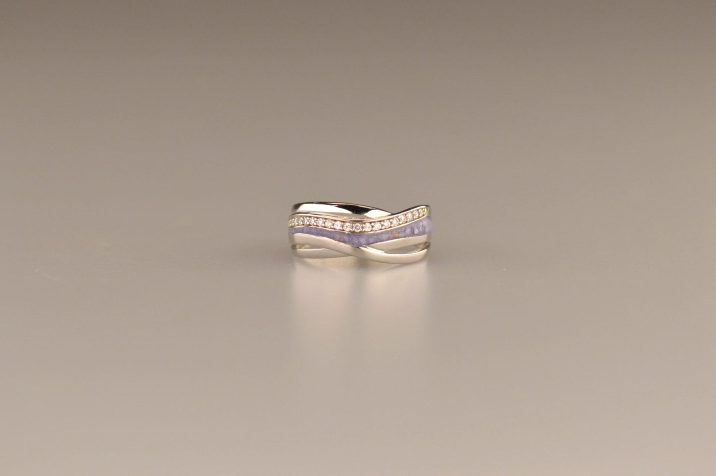 Gedenksieraad, creatieve ring 8 mm waar aan de bovenzijde zichtbaar as of haar verwerkt wordt in een deel van de ringband, een andere band is gezet met zirkonia's of diamanten naar keuze.  Alle