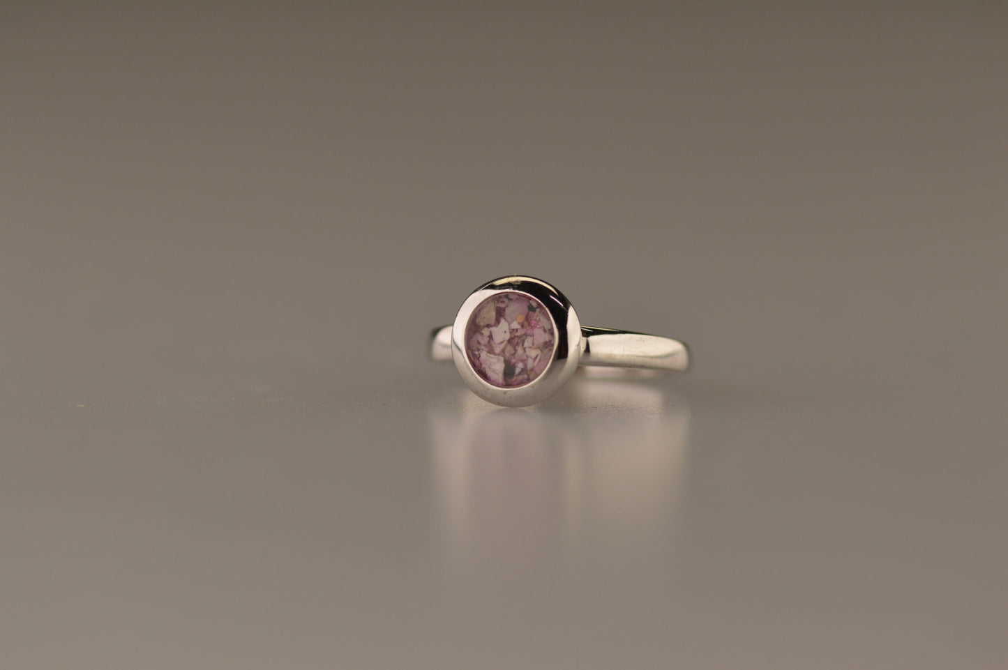 Gedenksieraad, gladde ring 3 mm waar aan de bovenzijde zichtbaar as of haar verwerkt wordt. Alle