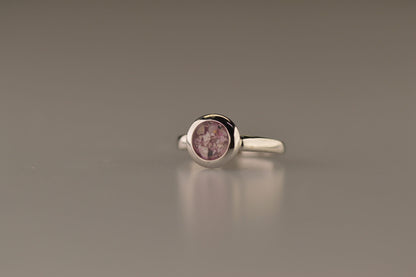 Gedenksieraad, gladde ring 3 mm waar aan de bovenzijde zichtbaar as of haar verwerkt wordt. Alle