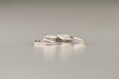 Gedenksieraad, ring 3 mm rondom zichtbaar gevuld met as of haar. De asring is leverbaar in zilver en in geelgoud/witgoud en roségoud.  Alle
