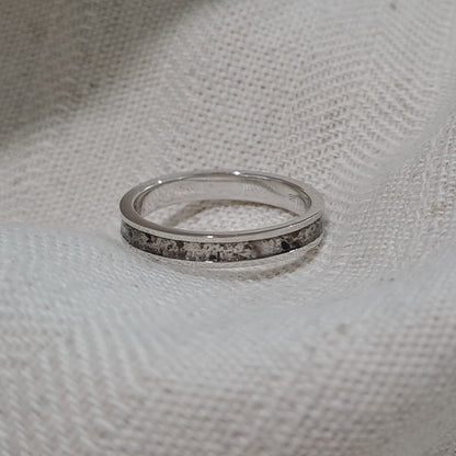 Gedenksieraad, ring 3 mm rondom zichtbaar gevuld met as of haar. De asring is leverbaar in zilver en in geelgoud/witgoud en roségoud.  Alle