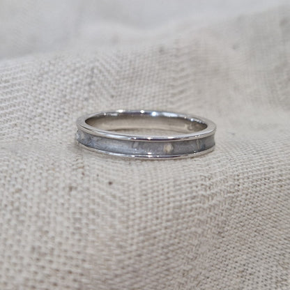 Gedenksieraad, ring 3 mm rondom zichtbaar gevuld met as of haar. De asring is leverbaar in zilver en in geelgoud/witgoud en roségoud.  Alle