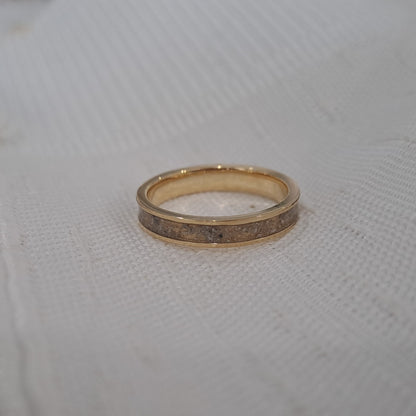 Gedenksieraad, ring 3 mm rondom zichtbaar gevuld met as of haar. De asring is leverbaar in zilver en in geelgoud/witgoud en roségoud.  Alle