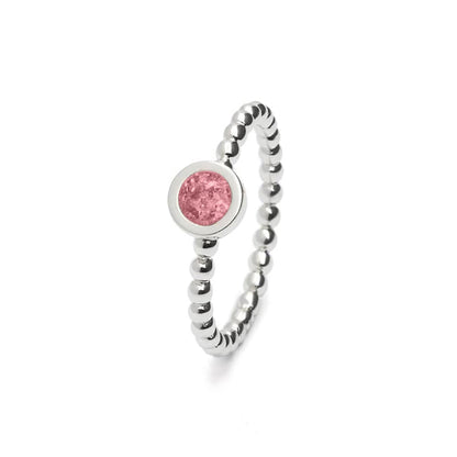 Diameter rondje: 6 mm, Ringband: 2 mm. Ring als gedenksieraad met een rondje er boven op , waar zichtbaar as of haar  in verwerkt wordt. Soft