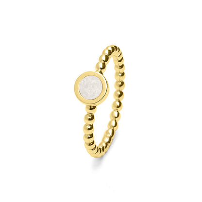 Diameter rondje: 6 mm, Ringband: 2 mm. Ring als gedenksieraad met een rondje er boven op , waar zichtbaar as of haar  in verwerkt wordt. White