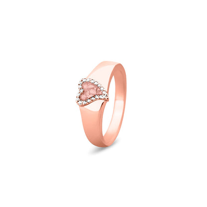 Gedenksieraad, gladde ring waar aan de bovenzijde zichtbaar as of haar verwerkt wordt in een hartje, rondom gezet met zirkonia's of diamanten naar keuze. blush
