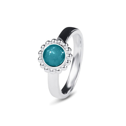 Breedte 4 mm, Diameter bovenzijde: 9.5 mm. Gedenksieraad, asring met parelrand waar aan de bovenzijde zichtbaar as of haar verwerkt wordt. Turquoise