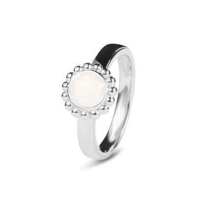 Breedte 4 mm, Diameter bovenzijde: 9.5 mm. Gedenksieraad, asring met parelrand waar aan de bovenzijde zichtbaar as of haar verwerkt wordt. White