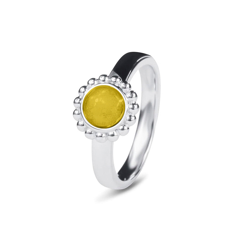 Breedte 4 mm, Diameter bovenzijde: 9.5 mm. Gedenksieraad, asring met parelrand waar aan de bovenzijde zichtbaar as of haar verwerkt wordt. Yellow