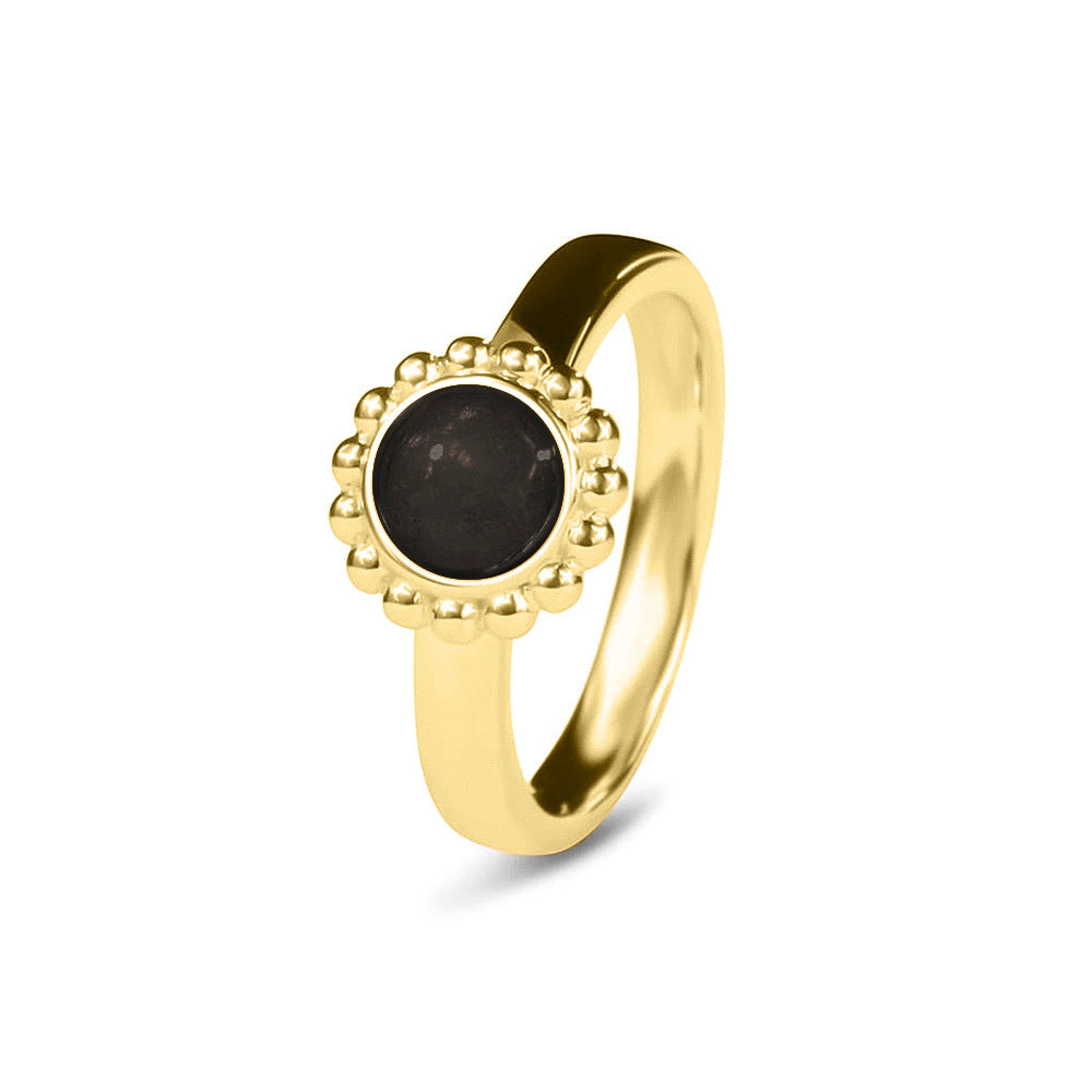 Breedte 4 mm, Diameter bovenzijde: 9.5 mm. Gedenksieraad, asring met parelrand waar aan de bovenzijde zichtbaar as of haar verwerkt wordt. Black