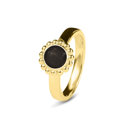 Breedte 4 mm, Diameter bovenzijde: 9.5 mm. Gedenksieraad, asring met parelrand waar aan de bovenzijde zichtbaar as of haar verwerkt wordt. Black