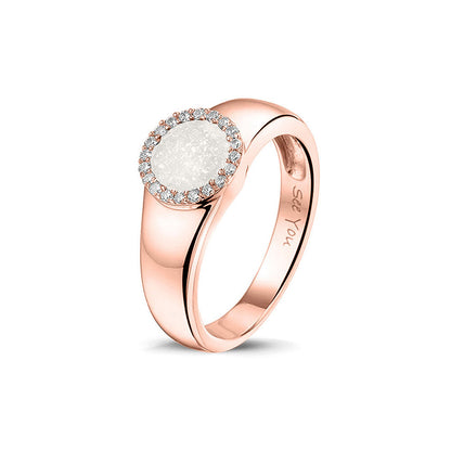 Gedenksieraad, gladde ring waar aan de bovenzijde zichtbaar as of haar verwerkt wordt in een rondje, rondom gezet met zirkonia's of diamanten naar keuze. White