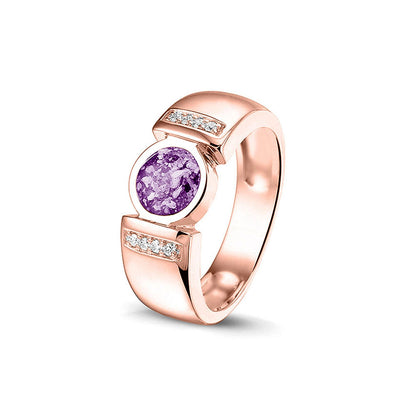 Ring 6 mm uit onze serie gedenksieraden, waar zichtbaar as of haar verwerkt wordt in het ronde ornament geflankeerd door acht stuks zirkonia's of diamanten naar keuze. Purple