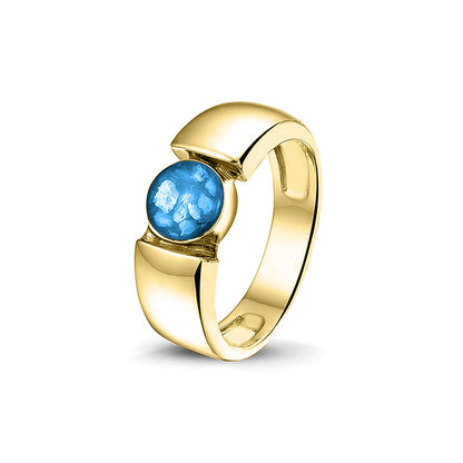 Ring 7.5 mm uit onze serie gedenksieraden, waar zichtbaar as of haar (of eventueel melktandjes of moedermelk) verwerkt wordt in het ronde ornament. Marine