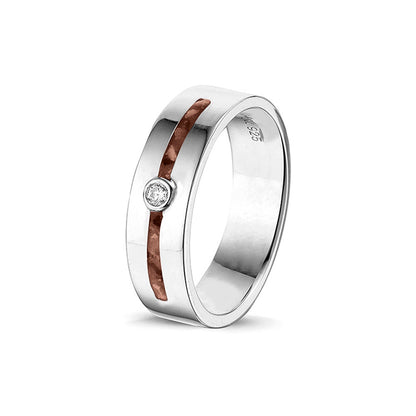 Asring 5 mm uit onze serie gedenksieraden, waar zichtbaar as of haar verwerkt wordt in twee separate compartimenten met in het midden een zirkonia of diamant naar keuze. Brown