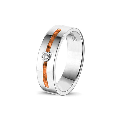 Asring 5 mm uit onze serie gedenksieraden, waar zichtbaar as of haar verwerkt wordt in twee separate compartimenten met in het midden een zirkonia of diamant naar keuze. Orange