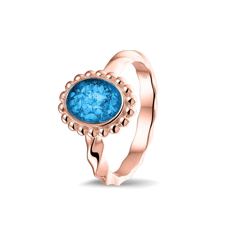 Gedenksieraad, asring met gedraaide scheen waar aan de bovenzijde in druppelvorm met parelrand zichtbaar as of haar (of eventueel melktandjes of moedermelk) verwerkt wordt. Marine