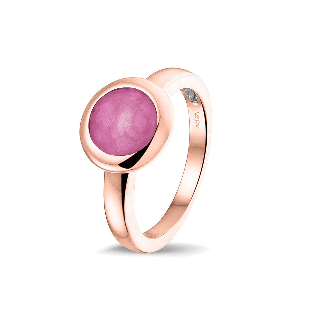 Gedenksieraad, gladde ring 3 mm waar aan de bovenzijde zichtbaar as of haar (of eventueel melktandjes of moedermelk) verwerkt wordt. Fluo