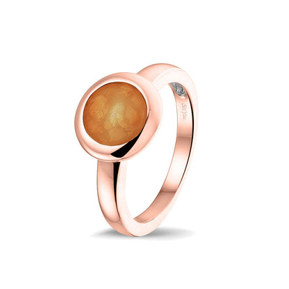 Gedenksieraad, gladde ring 3 mm waar aan de bovenzijde zichtbaar as of haar (of eventueel melktandjes of moedermelk) verwerkt wordt. Orange