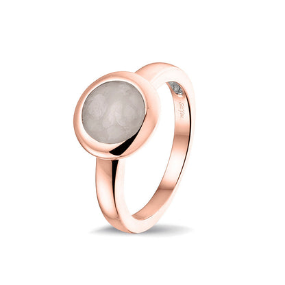 Gedenksieraad, gladde ring 3 mm waar aan de bovenzijde zichtbaar as of haar (of eventueel melktandjes of moedermelk) verwerkt wordt. Silver