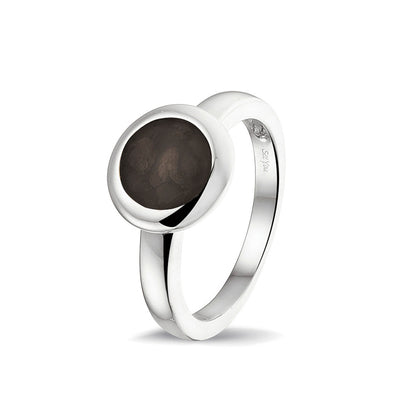 Gedenksieraad, gladde ring 3 mm waar aan de bovenzijde zichtbaar as of haar (of eventueel melktandjes of moedermelk) verwerkt wordt. Black