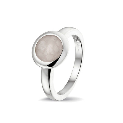 Gedenksieraad, gladde ring 3 mm waar aan de bovenzijde zichtbaar as of haar (of eventueel melktandjes of moedermelk) verwerkt wordt. Silver