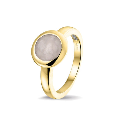 Gedenksieraad, gladde ring 3 mm waar aan de bovenzijde zichtbaar as of haar (of eventueel melktandjes of moedermelk) verwerkt wordt. Silver