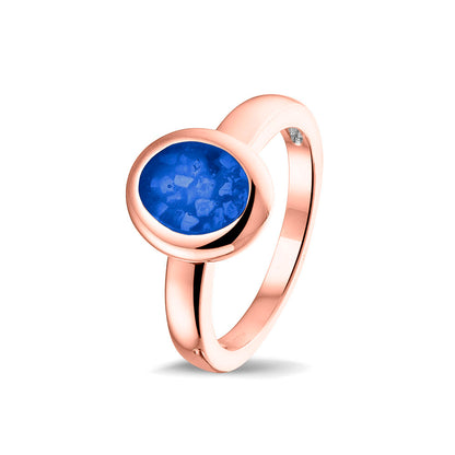 Gedenksieraad, gladde ring 3 mm waar aan de ovale bovenzijde zichtbaar as of haar (of eventueel melktandjes of moedermelk) verwerkt wordt. Blue