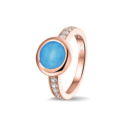 Gedenksieraad, ring 3 mm waar aan de bovenzijde zichtbaar as of haar verwerkt wordt. In de bovenste helft van de ringband zijn zirkonia's of diamanten naar keuze gezet.  Marine