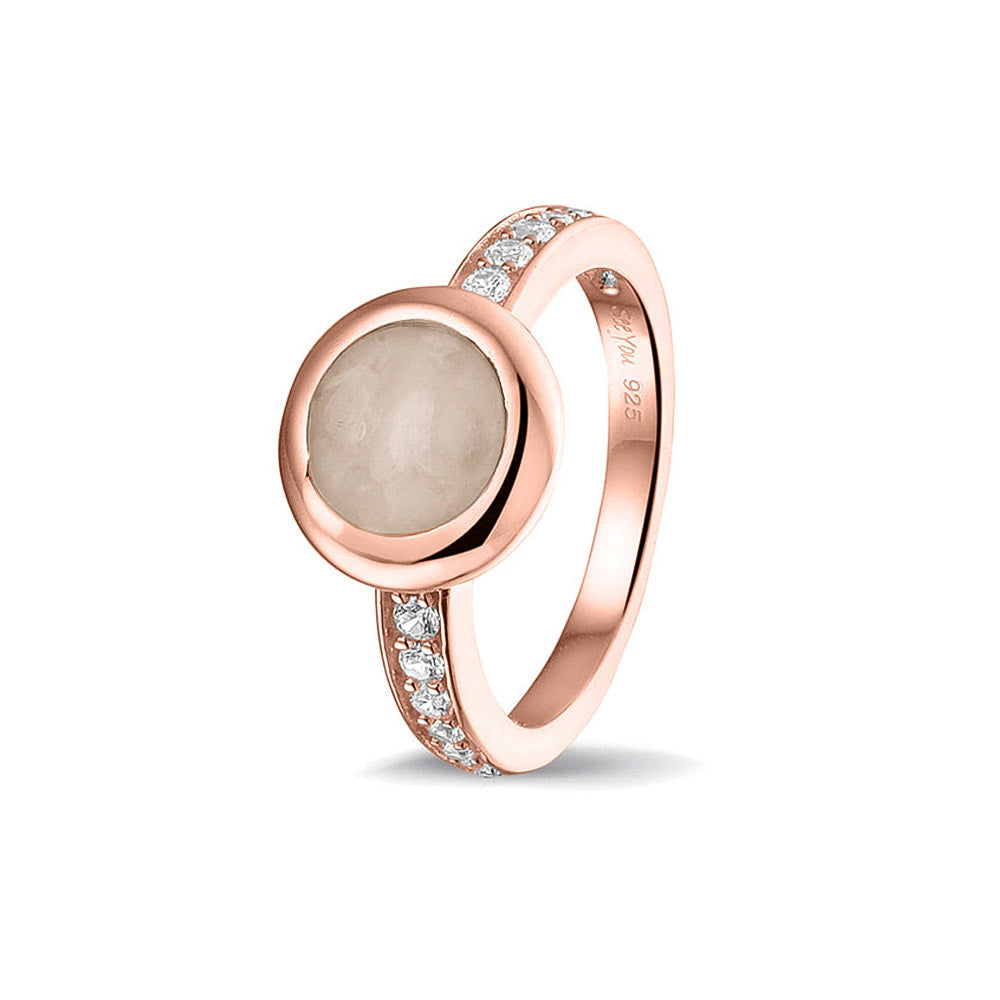 Gedenksieraad, ring 3 mm waar aan de bovenzijde zichtbaar as of haar verwerkt wordt. In de bovenste helft van de ringband zijn zirkonia's of diamanten naar keuze gezet.  Silver