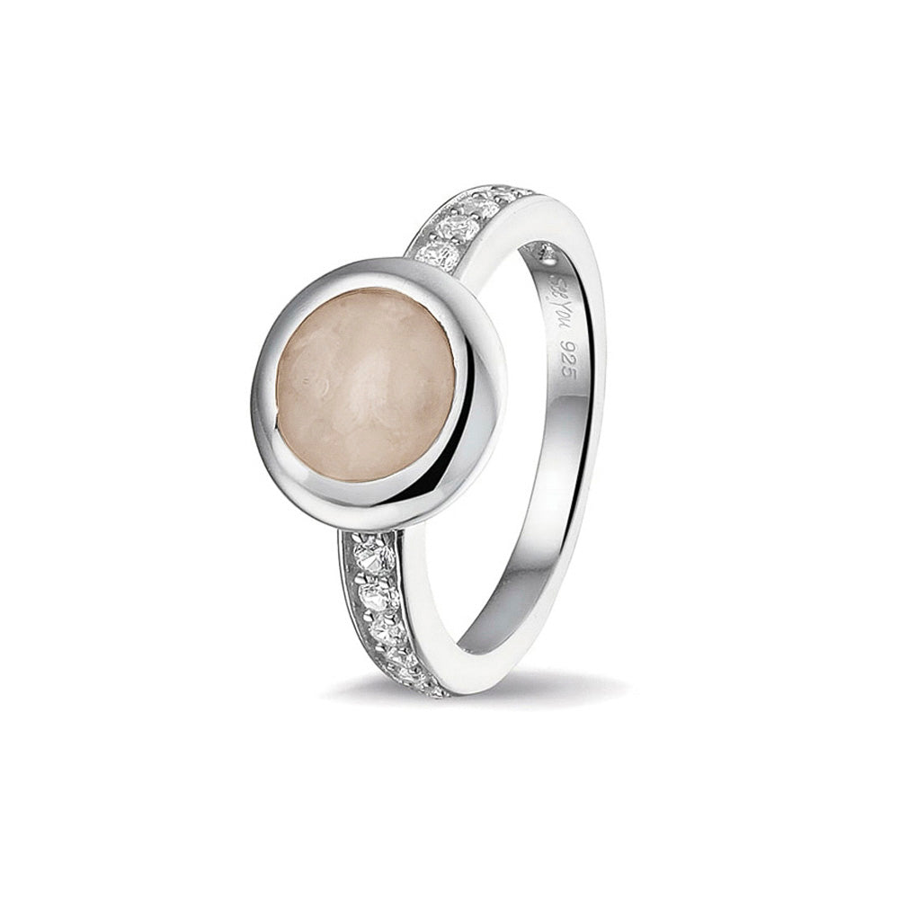 Gedenksieraad, ring 3 mm waar aan de bovenzijde zichtbaar as of haar verwerkt wordt. In de bovenste helft van de ringband zijn zirkonia's of diamanten naar keuze gezet.  Silver