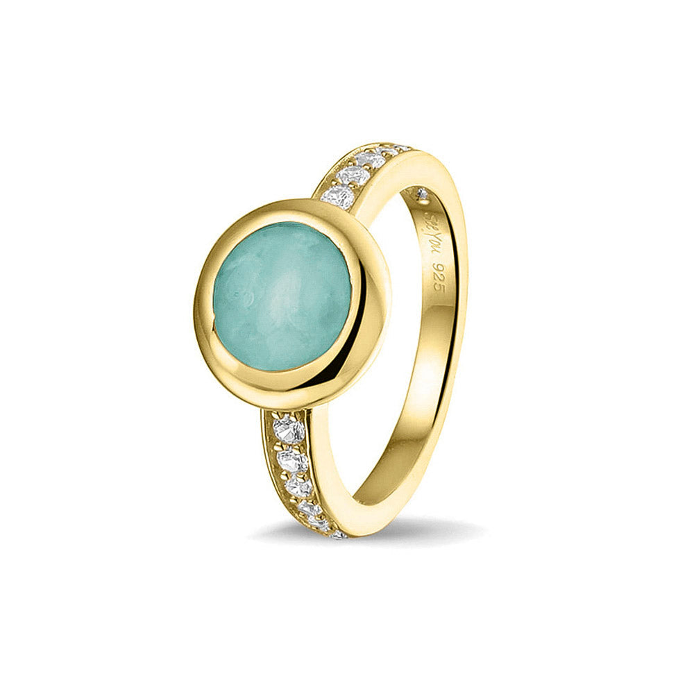 Gedenksieraad, ring 3 mm waar aan de bovenzijde zichtbaar as of haar verwerkt wordt. In de bovenste helft van de ringband zijn zirkonia's of diamanten naar keuze gezet.  Aqua