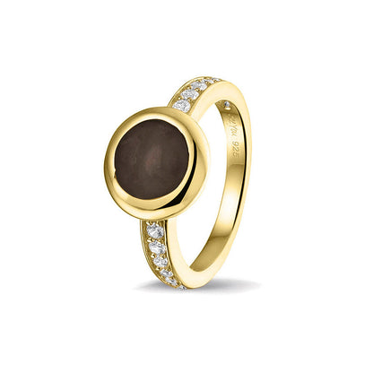 Gedenksieraad, ring 3 mm waar aan de bovenzijde zichtbaar as of haar verwerkt wordt. In de bovenste helft van de ringband zijn zirkonia's of diamanten naar keuze gezet.  Black