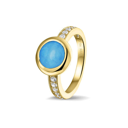 Gedenksieraad, ring 3 mm waar aan de bovenzijde zichtbaar as of haar verwerkt wordt. In de bovenste helft van de ringband zijn zirkonia's of diamanten naar keuze gezet.  Marine
