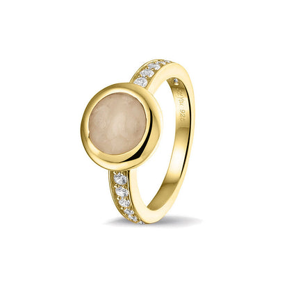 Gedenksieraad, ring 3 mm waar aan de bovenzijde zichtbaar as of haar verwerkt wordt. In de bovenste helft van de ringband zijn zirkonia's of diamanten naar keuze gezet.  Transparent