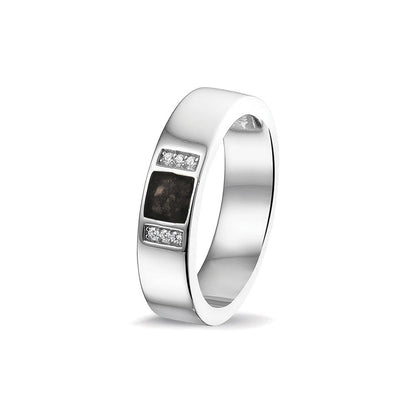 Ring uit onze serie gedenksieraden, waar zichtbaar as of haar verwerkt wordt in twee separate compartimenten geflankeerd door zes stuks zirkonia's of diamanten naar keuze. Black