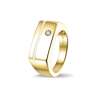 Ring als gedenksieraad met een streep aan de voorzijde, waar as of haar  in verwerkt wordt. Ernaast is een zirkonia gezet. White