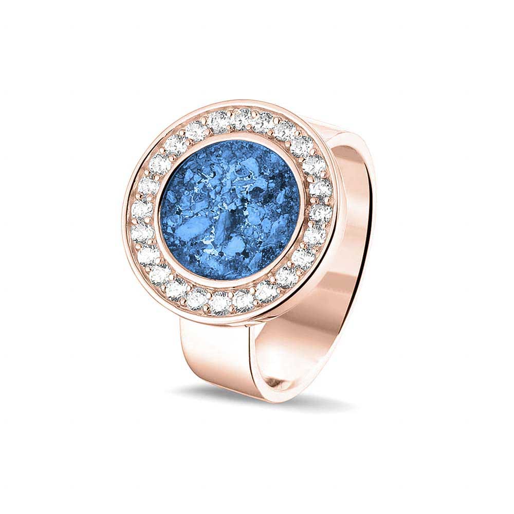 Asring 6 mm uit onze serie gedenksieraden, waar aan de bovenzijde zichtbaar as of haar verwerkt wordt in een rondje, rondom gezet met zirkonia's of diamanten naar keuze. Marine