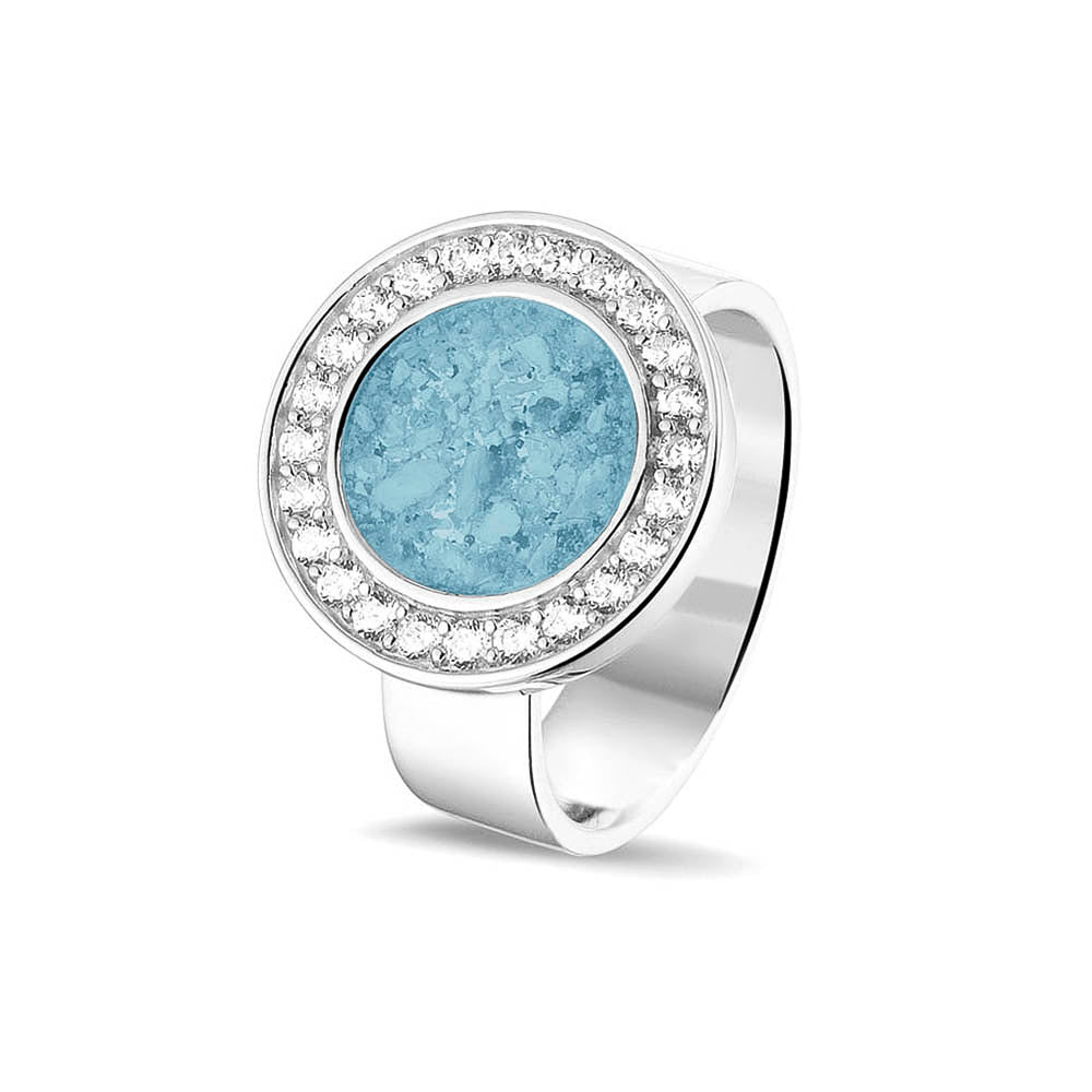 Asring 6 mm uit onze serie gedenksieraden, waar aan de bovenzijde zichtbaar as of haar verwerkt wordt in een rondje, rondom gezet met zirkonia's of diamanten naar keuze. Baby